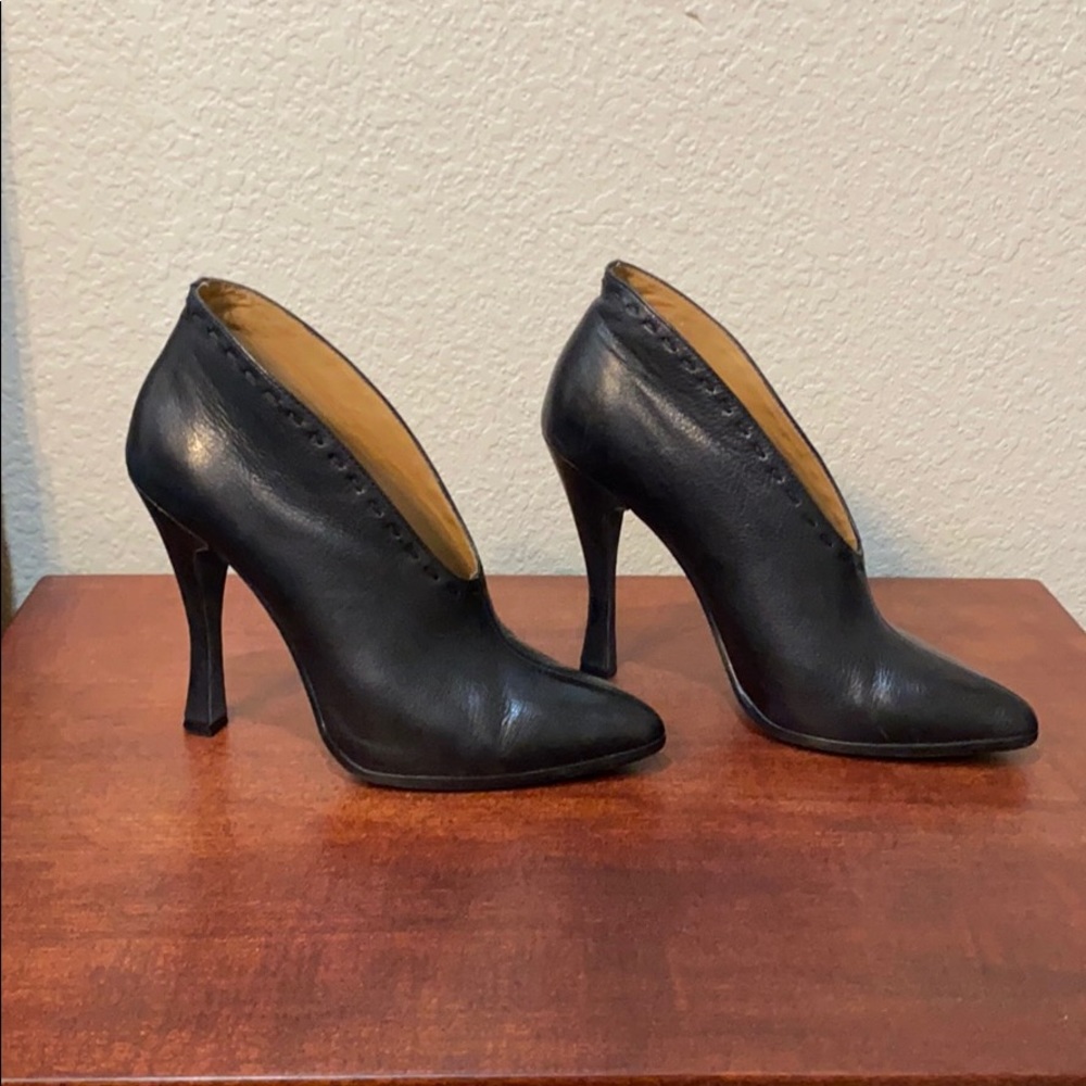 5|48 black leather “Jennifer” shoes Like New!